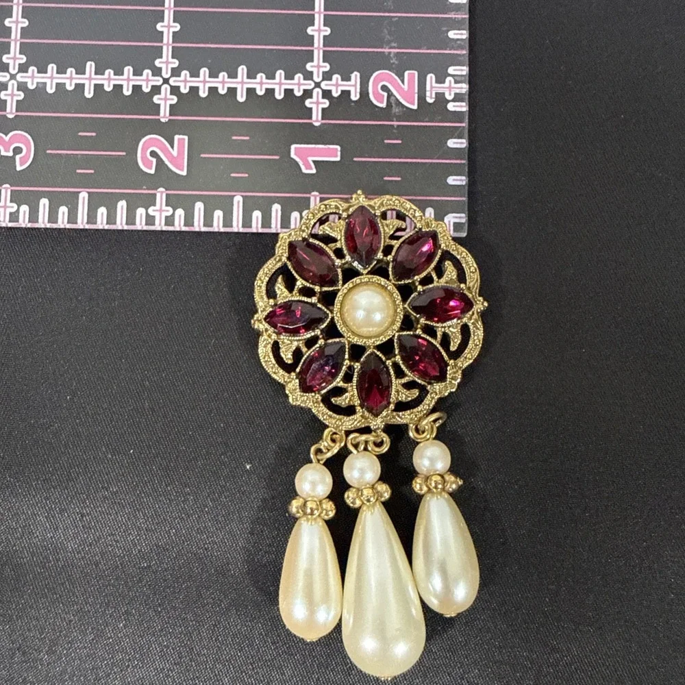 Vintage Brooch Womens Gold Red Crystal Faux Pearl Teardrop Dangle Filigree